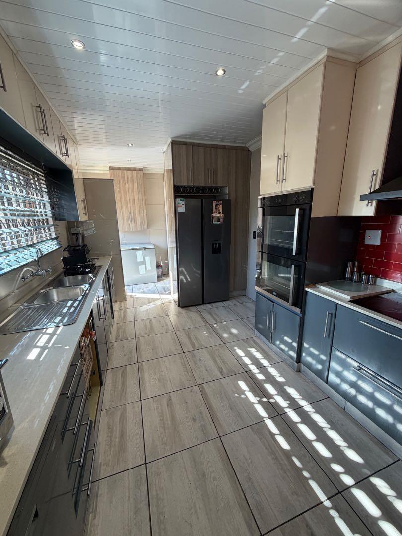 5 Bedroom Property for Sale in Elim Western Cape